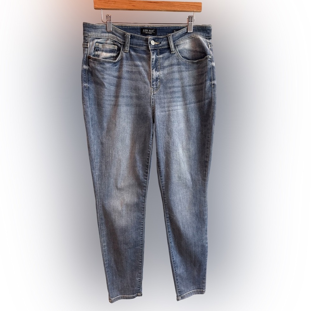 Judy Blue Faded Blue Relaxed Fir Jeans. EUC